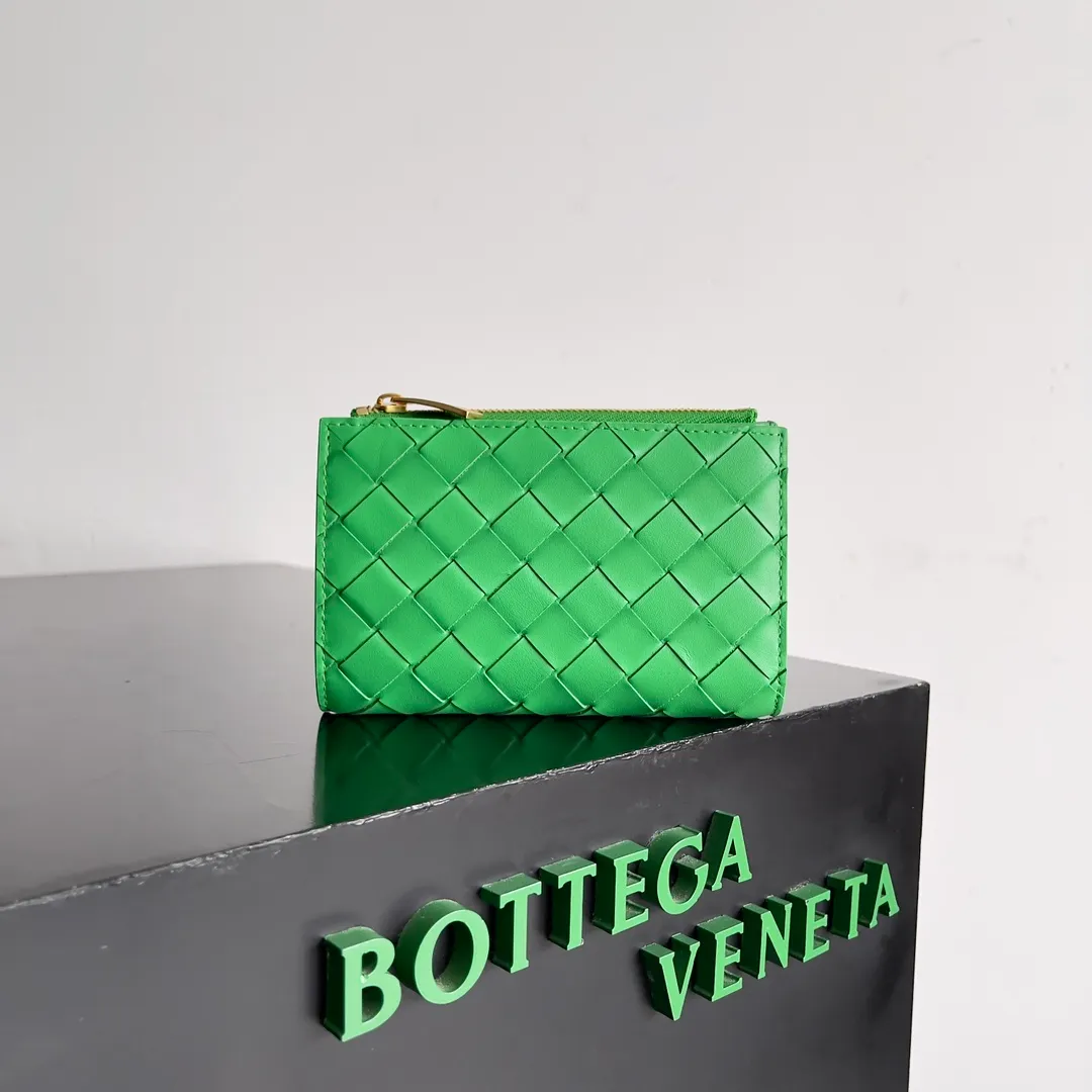 Batch 960 of BOTTEGA VENETA’s new woven small wallets are now shipping! ! ! 🥰🥰Made of carefully selected first-layer sheepskin fabric, this small luxury wallet has an elegant appearance and is also full of practicality. It can store change, driver's license and various cards at the same time. It is so small that it can be put in your pocket and carried with you. It is really convenient [Applause][Applause] Style No.: 667468 Size: 14.5*9.3*2cm
